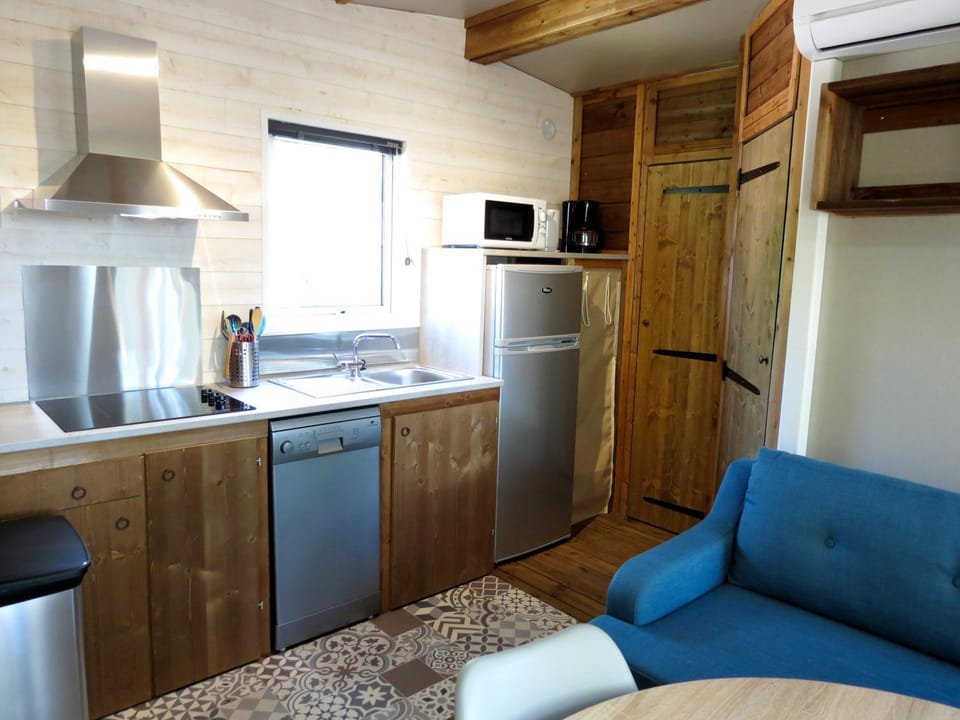 Kitchen or kitchenette, Seating area, Dining area, dishwasher