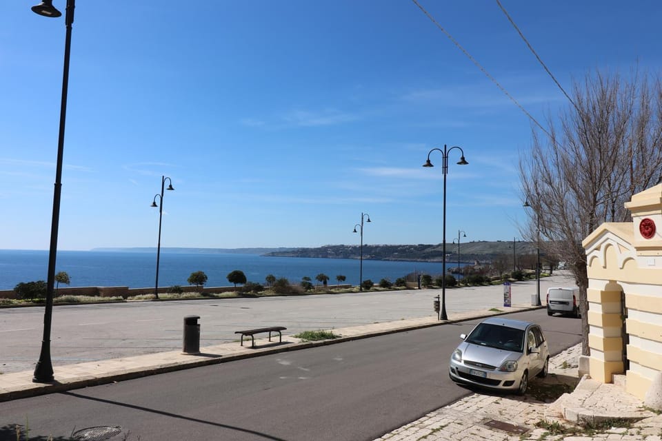 Sea view, Street view