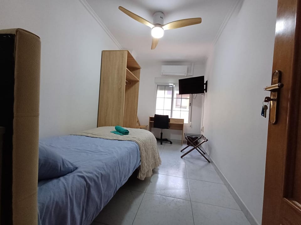 Communal lounge/ TV room, Bed, TV and multimedia, Photo of the whole room, Evening entertainment, Bedroom, Parking, internet, towels, wardrobe, air conditioner