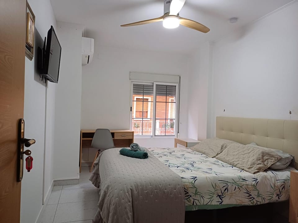 Bed, TV and multimedia, Photo of the whole room, Bedroom, Parking, internet, towels, air conditioner