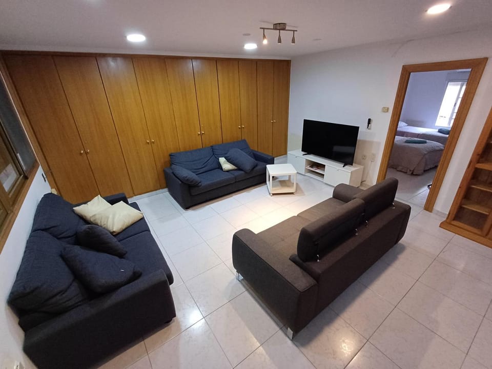 Communal lounge/ TV room, TV and multimedia, Living room, Seating area, Evening entertainment, Parking, internet