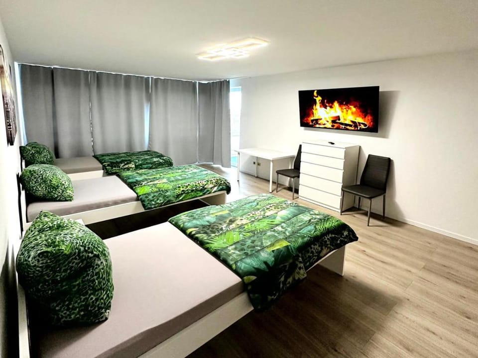 Bed, TV and multimedia, Photo of the whole room, Bedroom