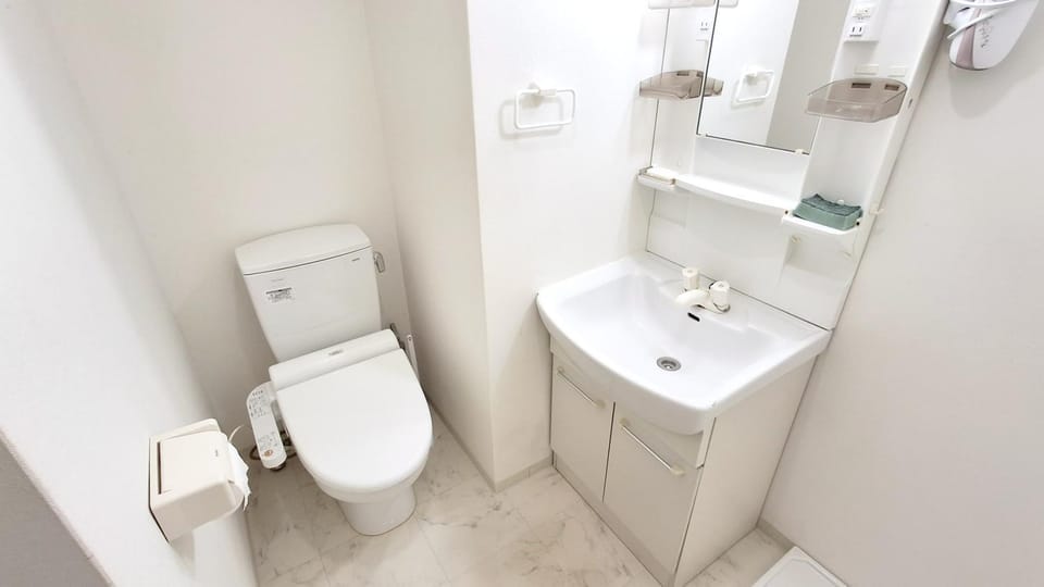 Shower, Toilet, Bathroom, bidet, towels