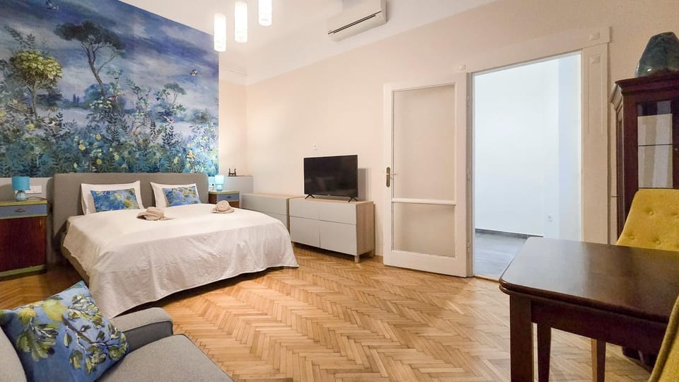 Bed, TV and multimedia, Bedroom, air conditioner