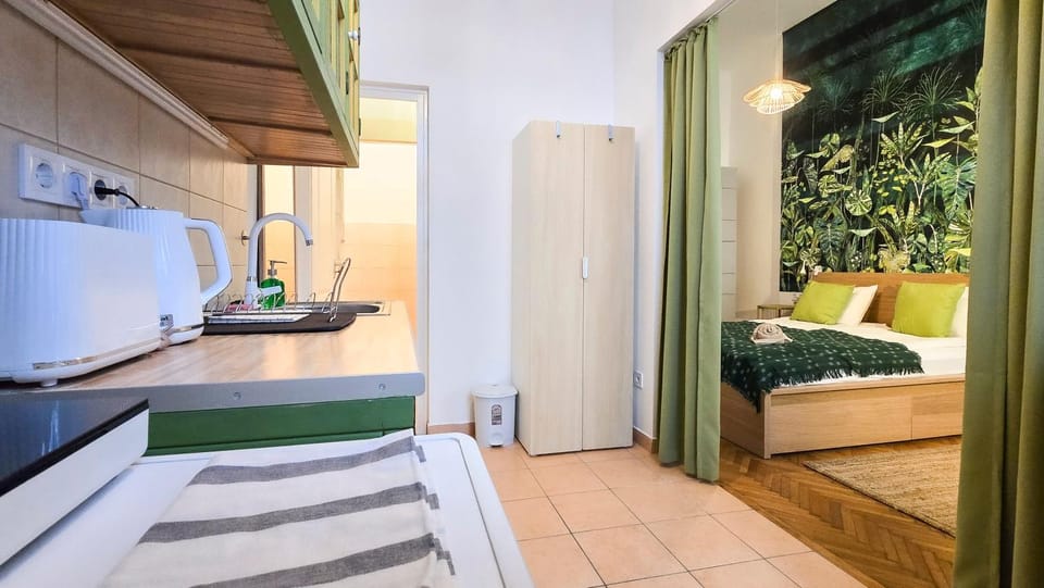 Bed, Kitchen or kitchenette, Bedroom, stove