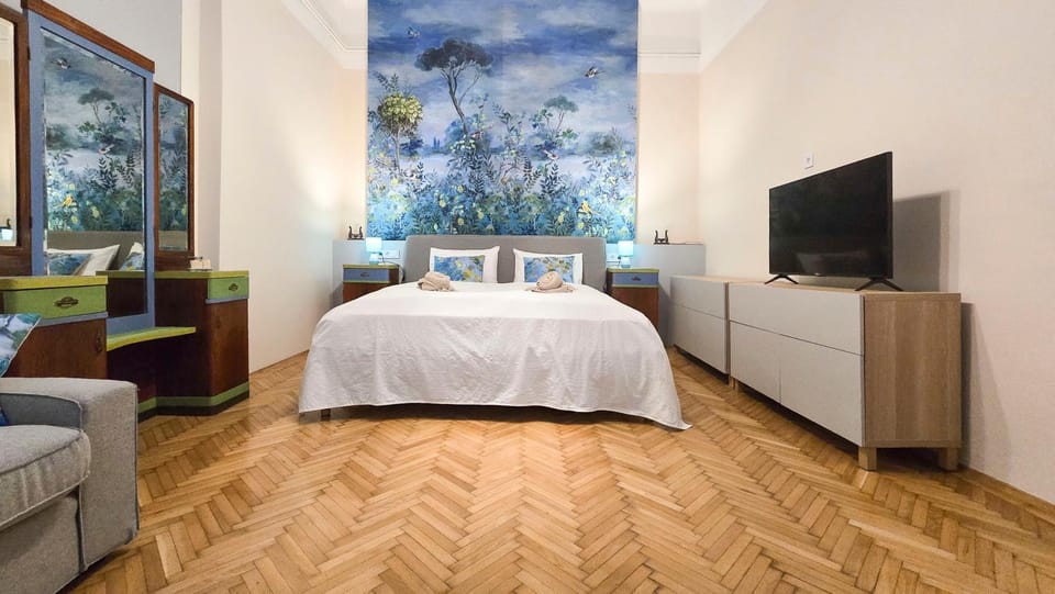 Bed, TV and multimedia, Bedroom