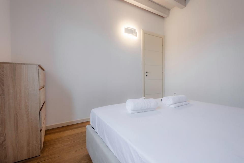 Bed, Bedroom, towels