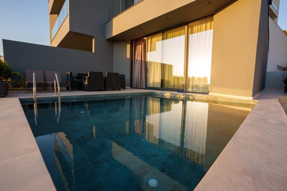 Property building, Swimming pool, sunbed