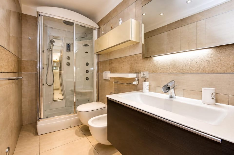 La Perla del Garda - Exclusive Lake & Pool Waterfront Residence Apartment in Lake Garda