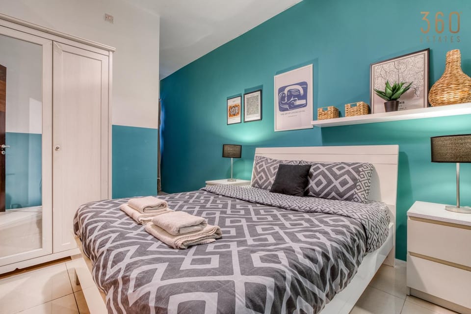 Bed, Photo of the whole room, Bedroom, towels, wardrobe
