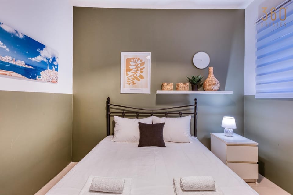 Bed, Photo of the whole room, Decorative detail, Bedroom, towels