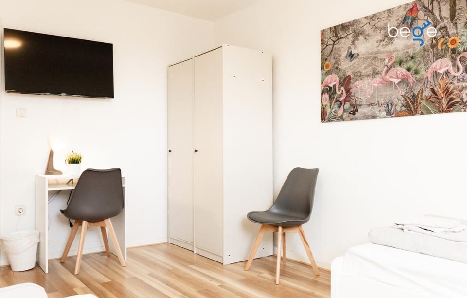 Bed, TV and multimedia, Bedroom, wardrobe