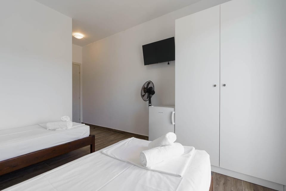 Bed, TV and multimedia, Bedroom, wardrobe