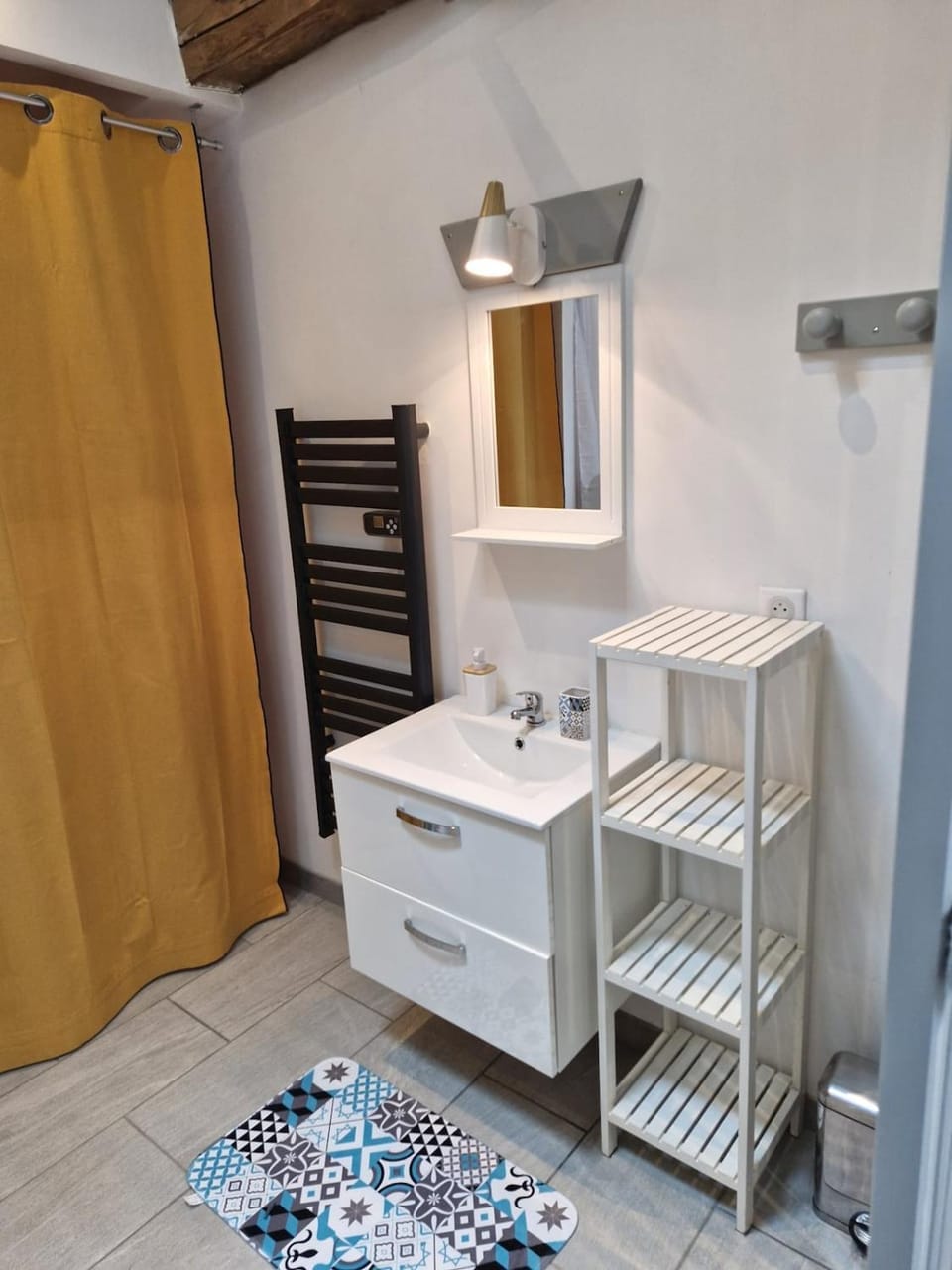 Bathroom, towels