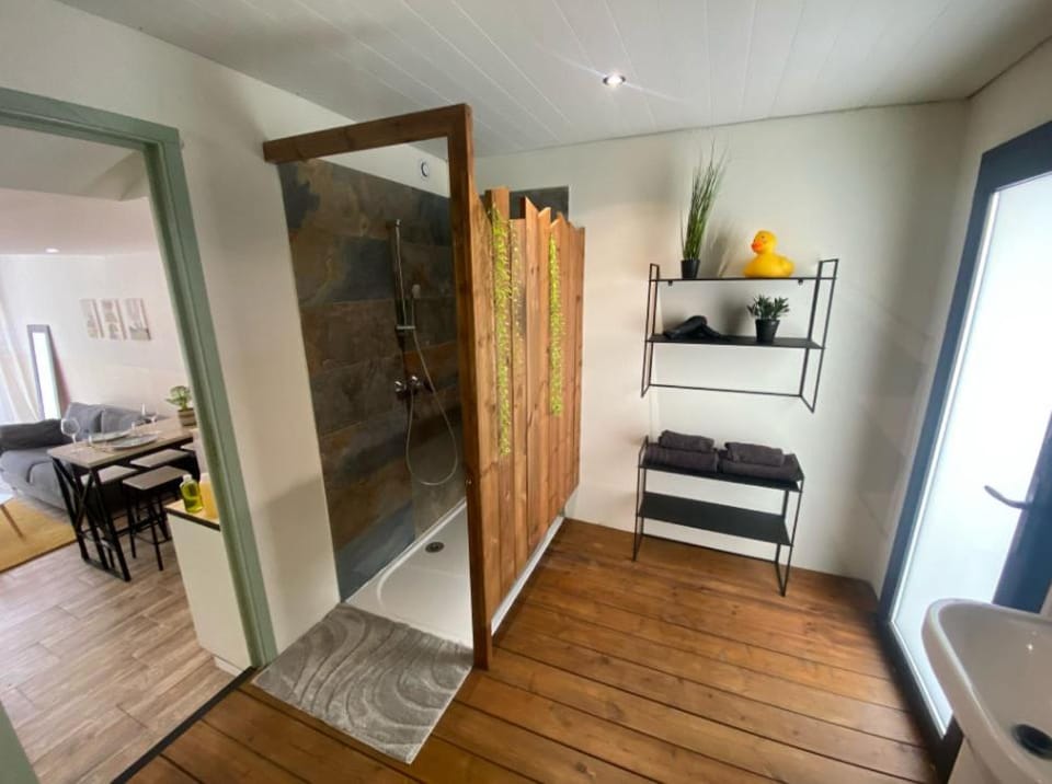 Bathroom, towels