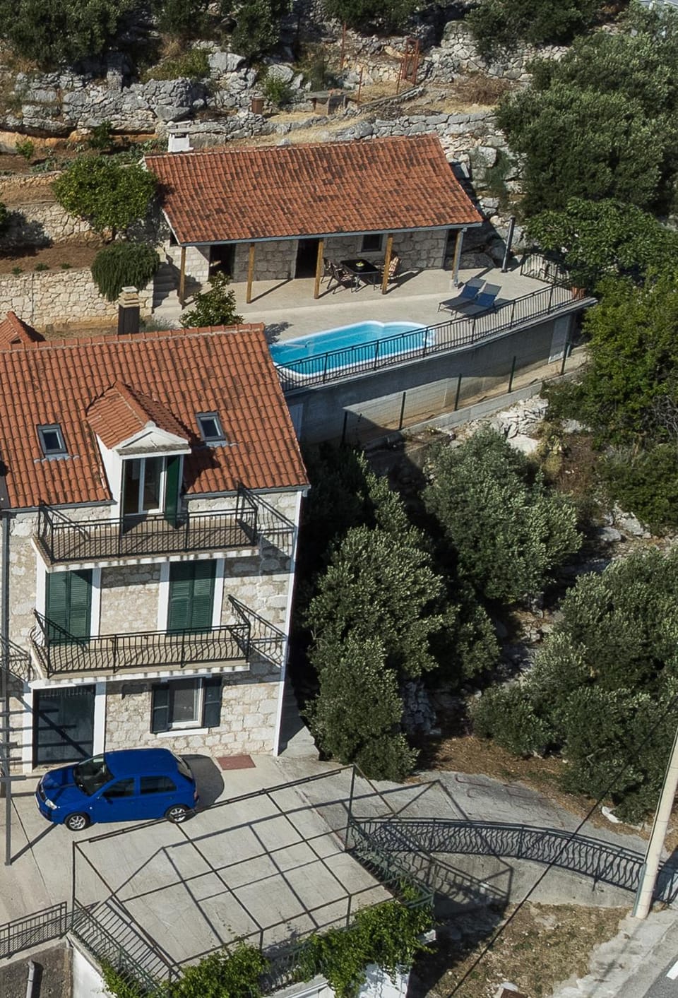 Property building, Day, Bird's eye view, Pool view, Swimming pool, Location, Parking