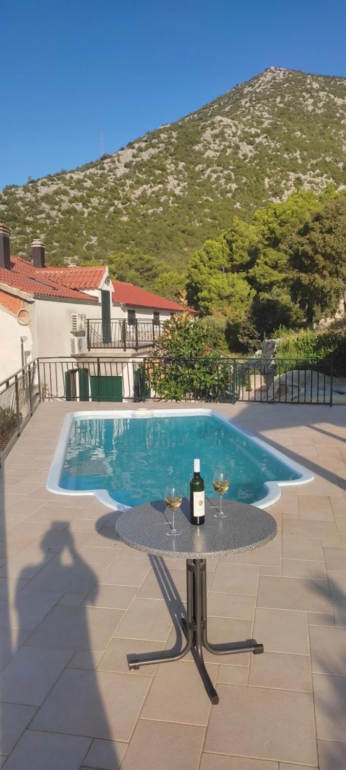 Day, Natural landscape, Mountain view, Pool view, Swimming pool, sunbed