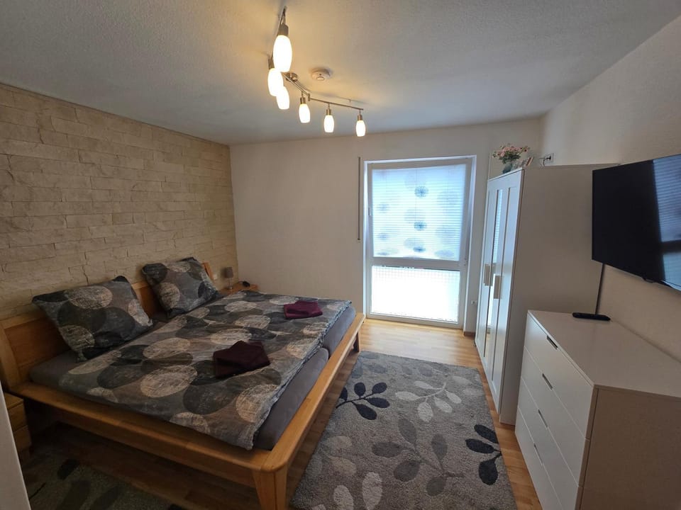 Bed, TV and multimedia, Photo of the whole room, Evening entertainment, Bedroom