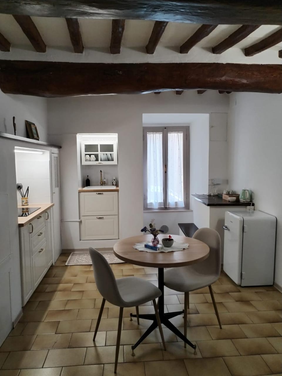 Coffee/tea facilities, Kitchen or kitchenette, Dining area, kitchen