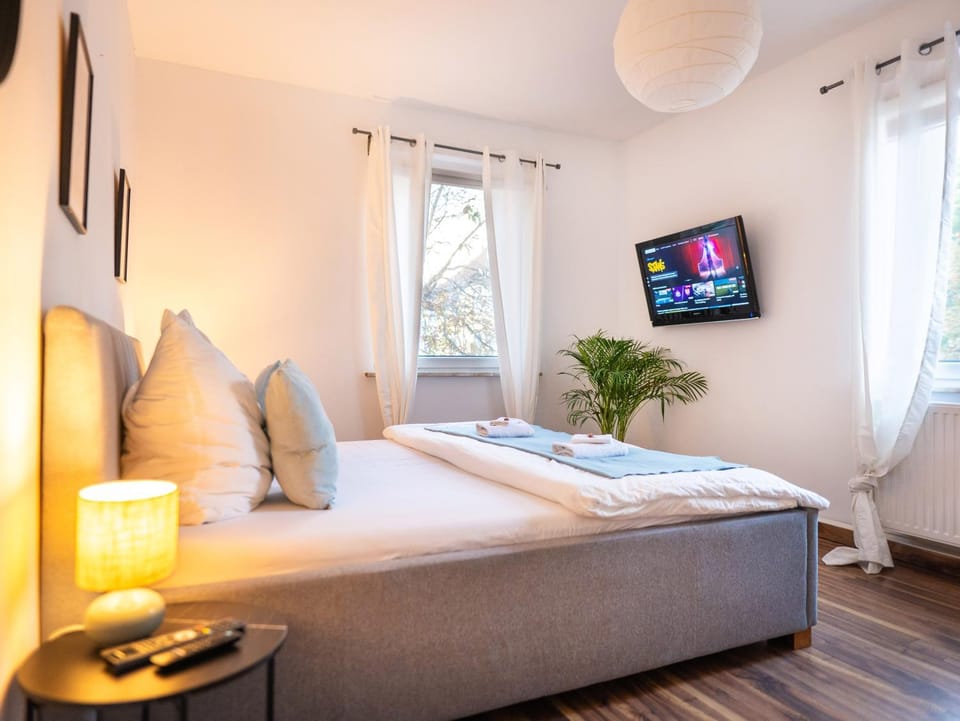 Communal lounge/ TV room, Bed, TV and multimedia, Photo of the whole room, Evening entertainment, Bedroom, towels