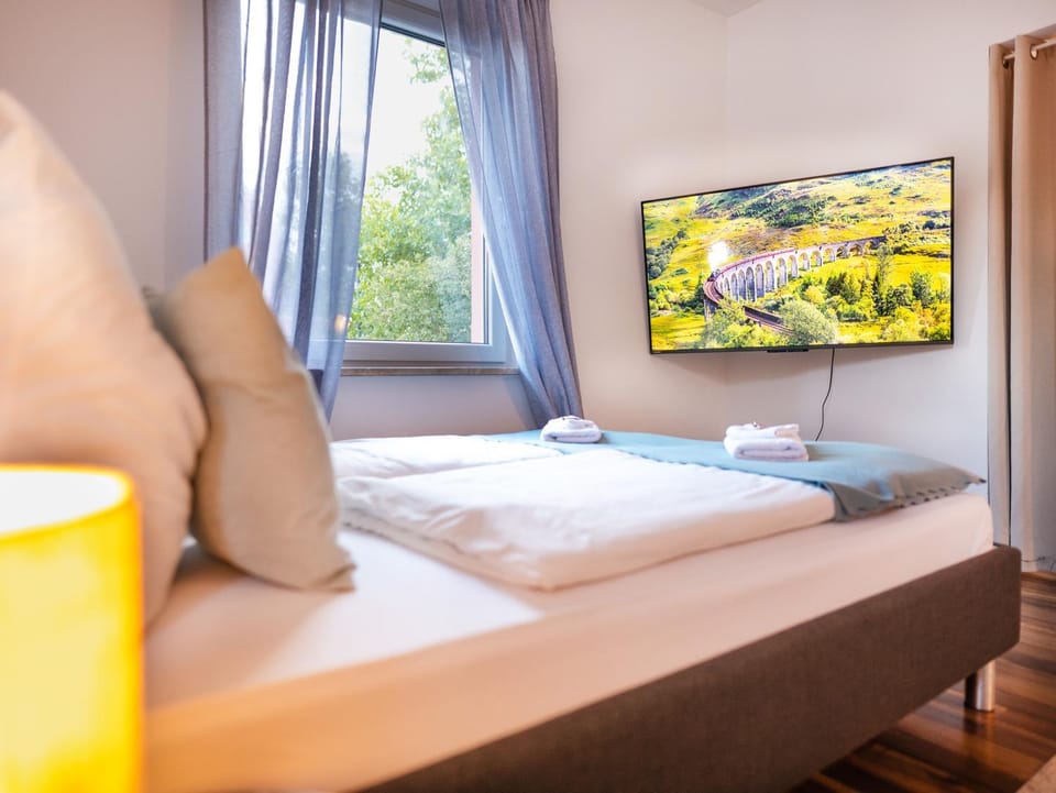 Communal lounge/ TV room, Bed, TV and multimedia, Photo of the whole room, Evening entertainment, Bedroom