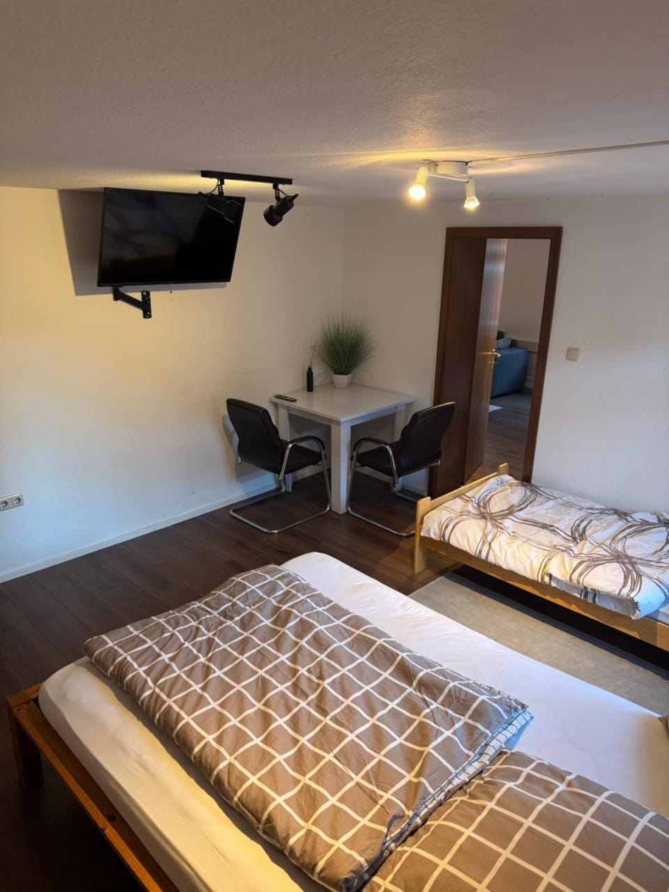 Bed, TV and multimedia, Photo of the whole room