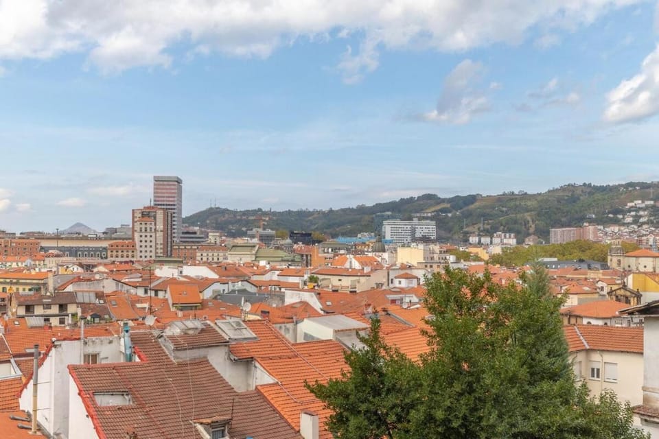 ACOGEDOR Y CON VISTAS - Casco Viejo & Parking Apartment in Bilbao