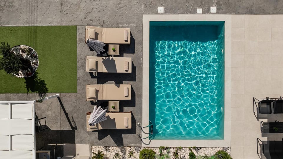 Property building, Day, Bird's eye view, Pool view, Swimming pool, sunbed