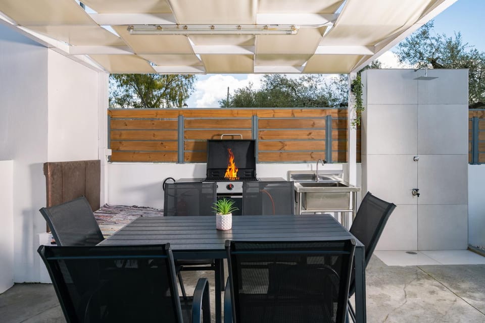 Patio, Day, BBQ facilities, Living room, Seating area, Dining area, flat iron