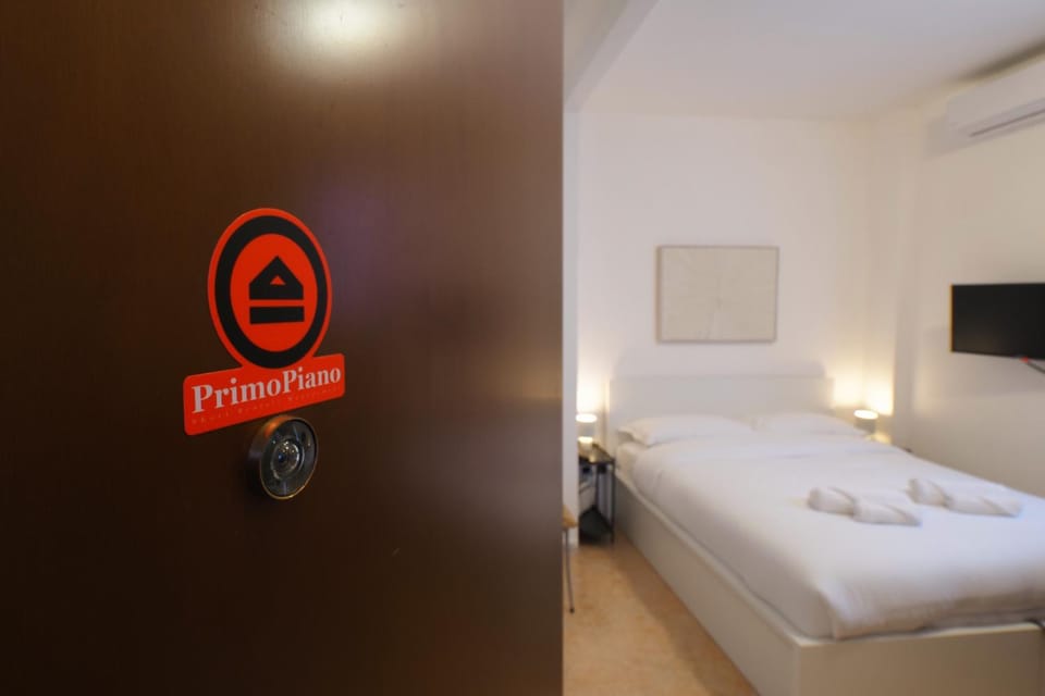 Bed, Property logo or sign, Photo of the whole room, Bedroom