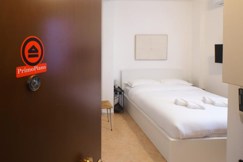 Bed, Property logo or sign, Photo of the whole room, Bedroom