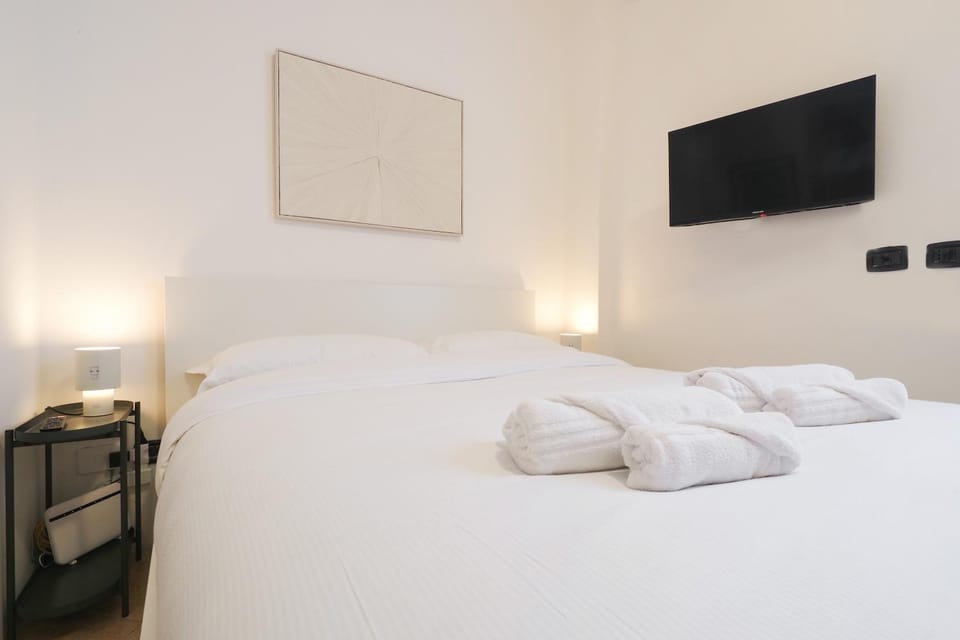 Bed, TV and multimedia, towels