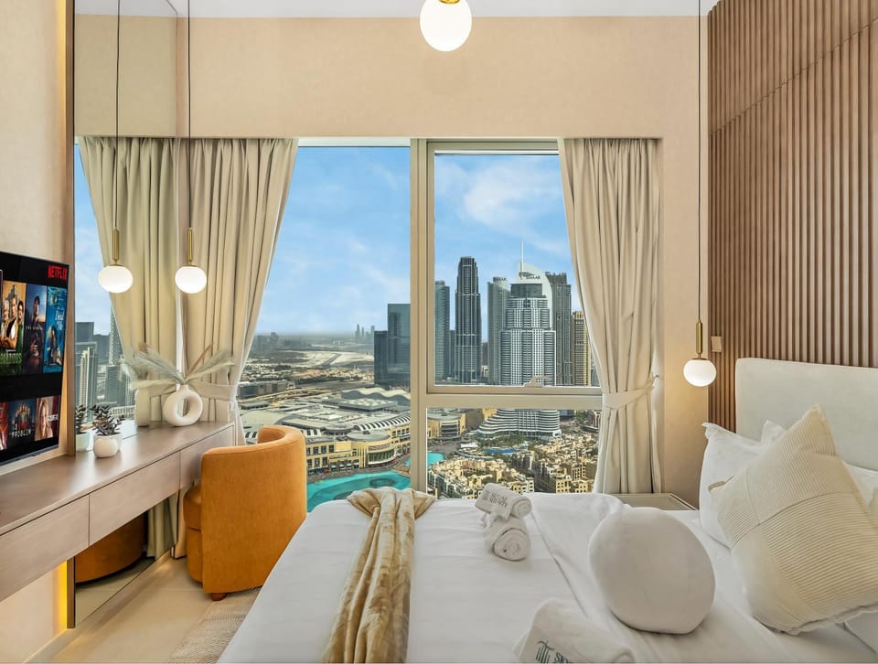 Bed, TV and multimedia, Bedroom, Landmark view