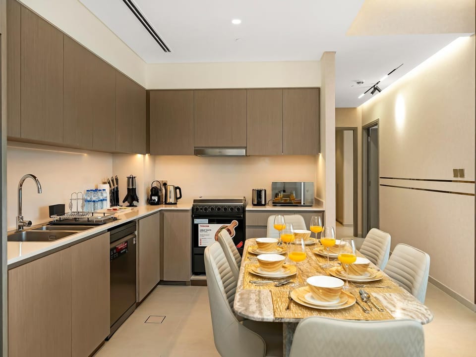 Coffee/tea facilities, Kitchen or kitchenette, Dining area, oven, stove, toaster