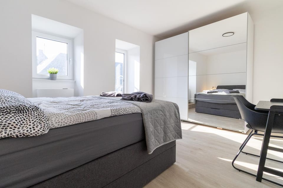 Bed, Living room, Photo of the whole room, Seating area, Bedroom