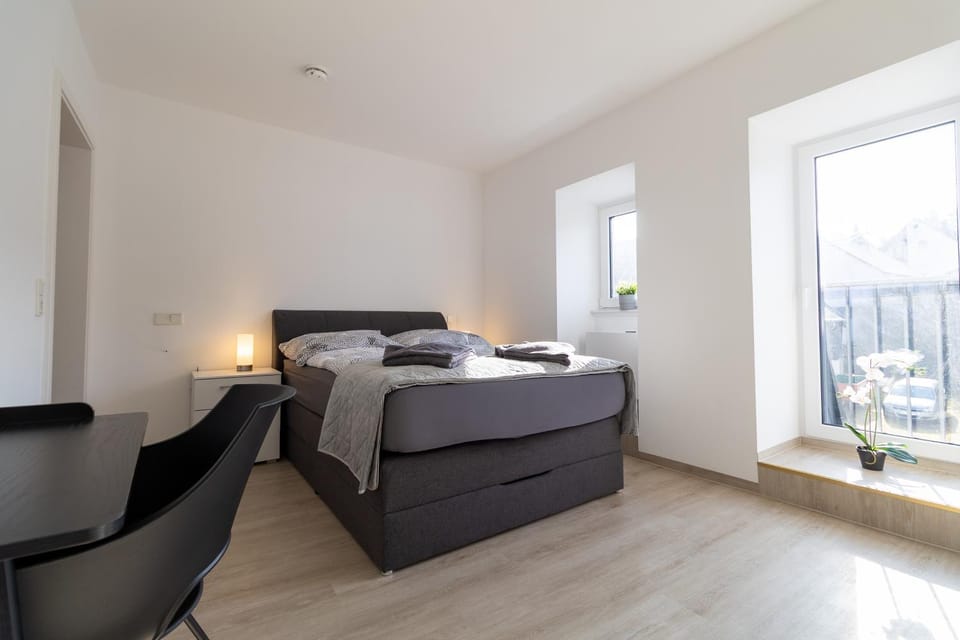 Bed, Living room, Photo of the whole room, Seating area, Bedroom, towels