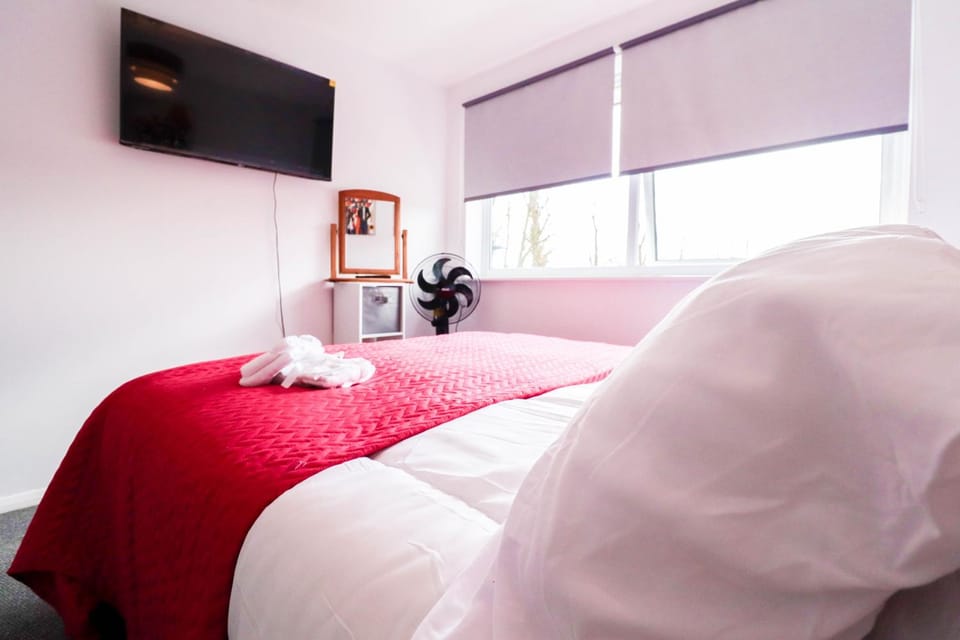Bed, TV and multimedia, Photo of the whole room, Bedroom
