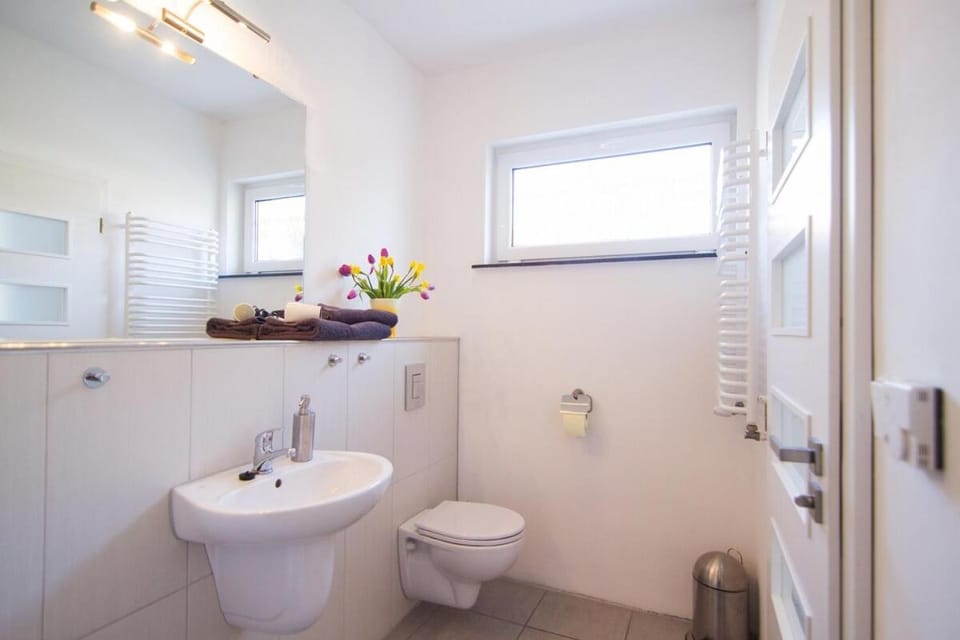 Toilet, Bathroom, towels