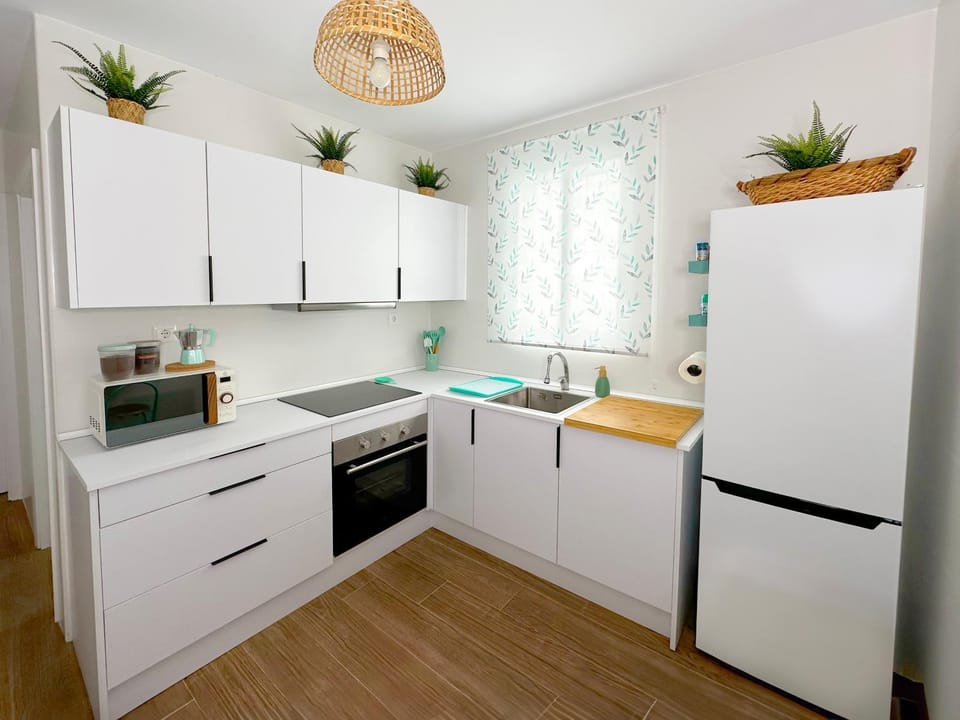 Coffee/tea facilities, Kitchen or kitchenette, oven, stove