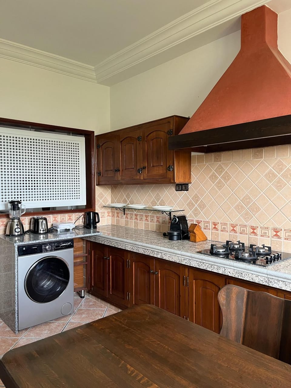 Coffee/tea facilities, stove, toaster, washing machine