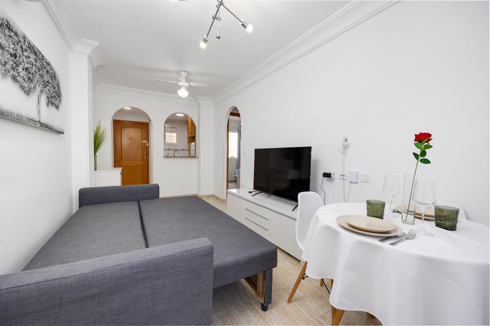 TV and multimedia, Living room, Seating area, Dining area
