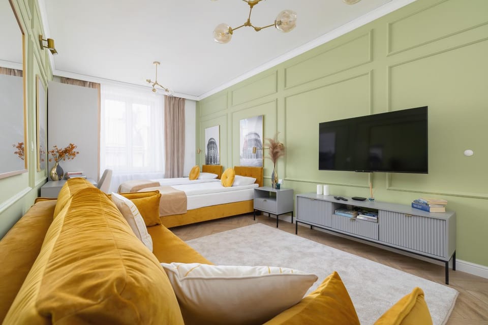 Bed, TV and multimedia, Seating area, Bedroom