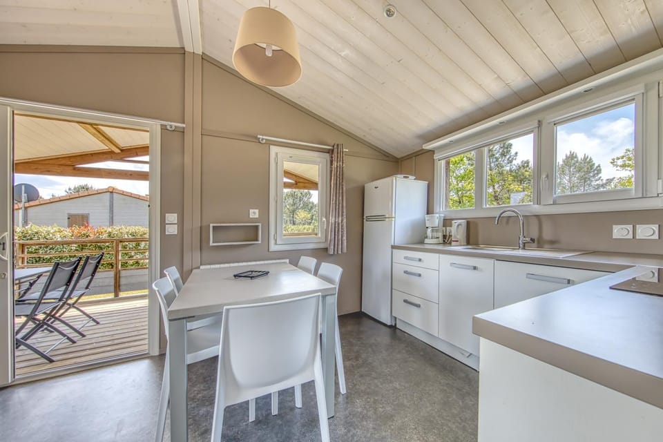 Property building, Kitchen or kitchenette, Living room