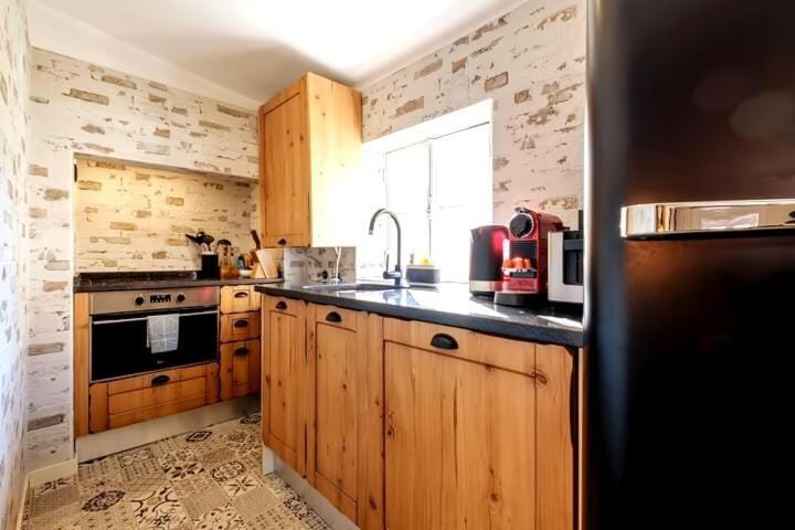 Coffee/tea facilities, Kitchen or kitchenette, oven, stove, toaster
