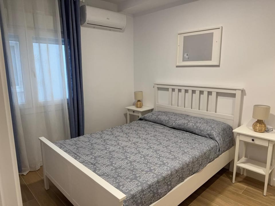 Bed, Photo of the whole room, Bedroom, air conditioner