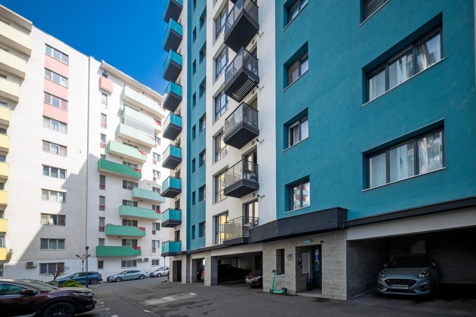 Property building, Neighbourhood, Location