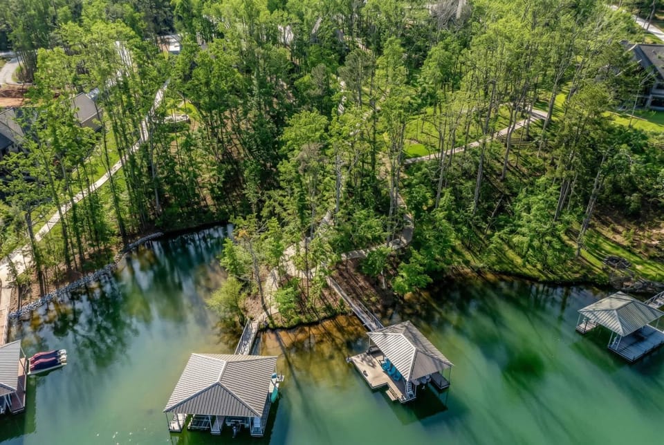 Lakefront Getaway Dock Fire Pit & Games House in Lake Keowee