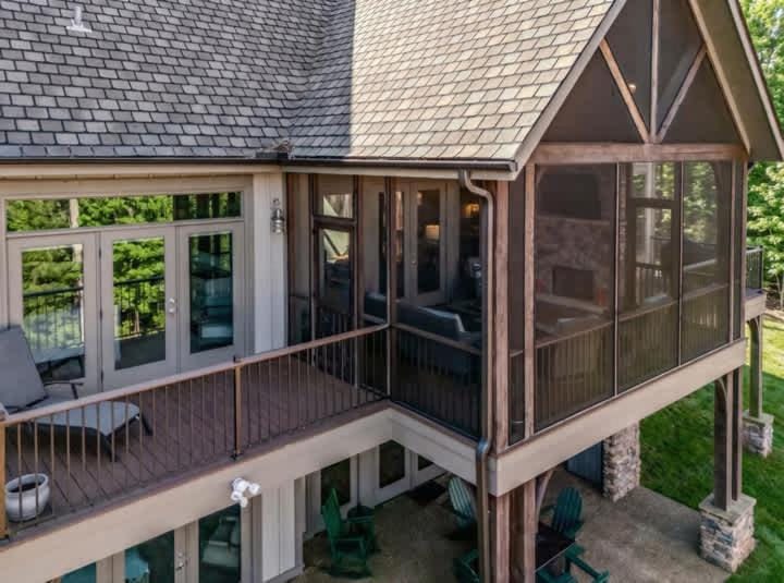 Lakefront Getaway Dock Fire Pit & Games House in Lake Keowee