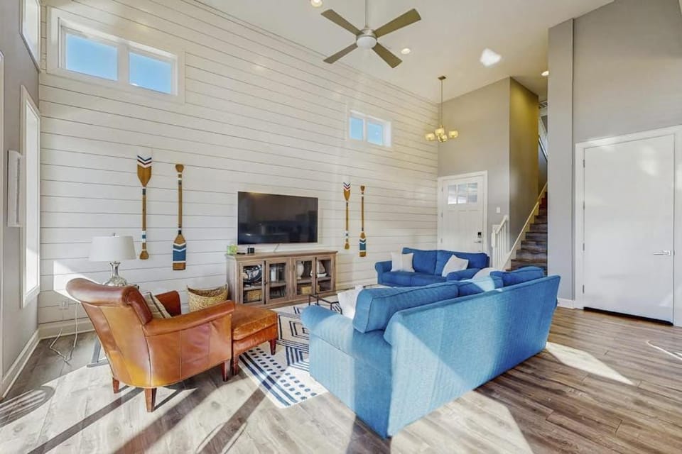 TV and multimedia, Living room, Seating area, Dining area