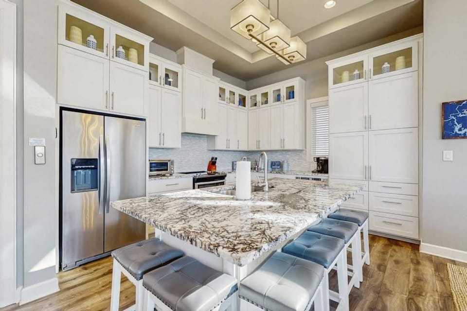 Kitchen or kitchenette, Living room, Seating area, Dining area, oven, stove, kitchen